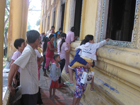 Nhiều[-]người[-]dân[-]xót[-]thương[-]ngôi[-]chùa[-]cổ